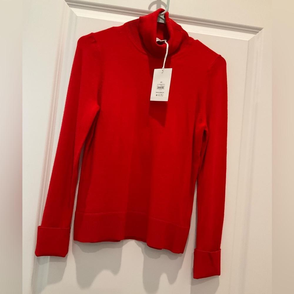 Red turtleneck free assembly